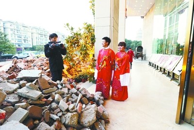 建筑垃圾堵了酒店大门，也影响了新人办婚礼。记者杨涛 摄 详情请看：http://cjmp.cnhan.com/whwb/html/2012-12/31/content_5105052.htm
