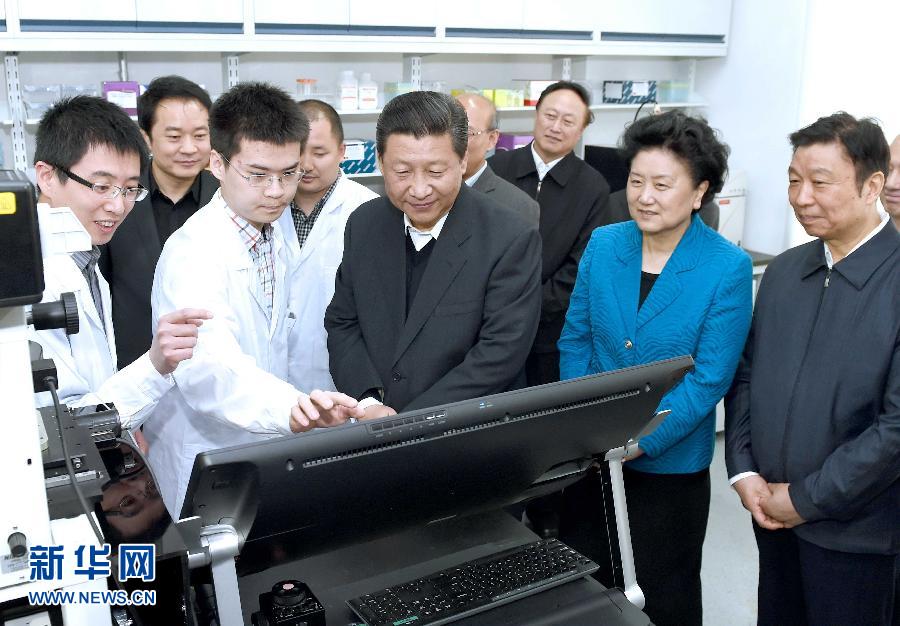 5月4日，习近平在北京大学生物动态光学成像中心了解癌症早期诊断研究应用情况。 新华社记者 马占成 摄