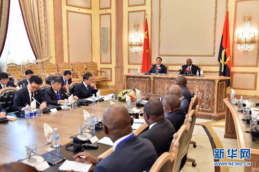 5月9日，国务院总理李克强在安哥拉总统府同安总统多斯桑托斯举行会谈。 新华社记者 李涛 摄