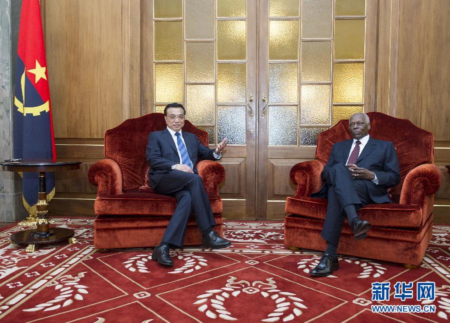 5月9日，中国国务院总理李克强在安哥拉总统府同安总统多斯桑托斯举行会谈。 新华社记者王晔摄 