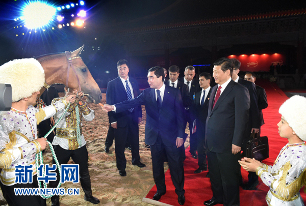 5月12日晚，國家主席習近平與土庫曼斯坦總統別爾德穆哈梅多夫在北京共同出席世界汗血馬協會特別大會暨中國馬文化節開幕式。這是習近平接受別爾德穆哈梅多夫代表土方贈予中方的一匹汗血馬。