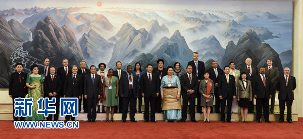 2014年5月15日，国家主席习近平在北京人民大会堂出席中国国际友好大会暨中国人民对外友好协会成立60周年纪念活动并发表重要讲话。这是会议开始前，习近平会见与会外国友人代表