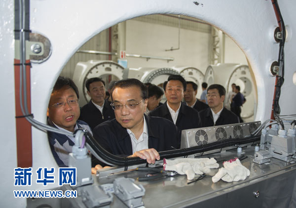 这是5月22日，李克强在国电联合动力技术（赤峰）公司考察。 新华社记者谢环驰摄