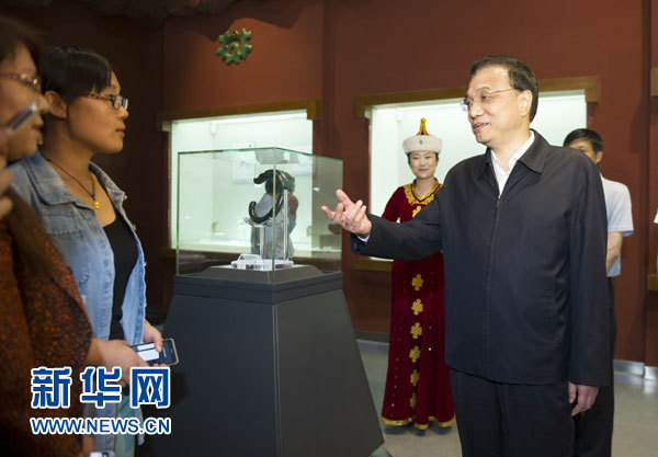 这是5月23日，李克强在赤峰博物馆与参观者交谈。 新华社记者谢环驰摄