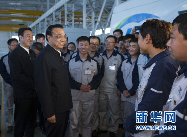 这是5月22日，李克强在国电联合动力技术（赤峰）公司与员工交谈。 新华社记者谢环驰摄
