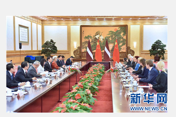 5月27日，全国人大常委会委员长张德江在北京人民大会堂与拉脱维亚议长阿博尔京娜举行会谈。 新华社记者 李涛 摄 