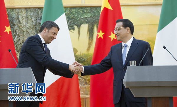 6月11日，国务院总理李克强在北京人民大会堂与意大利总理伦齐举行会谈后共同会见记者。 新华社记者黄敬文摄 
