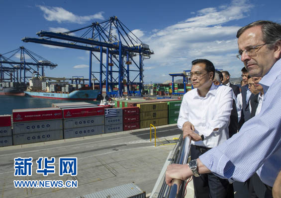 6月20日，国务院总理李克强与希腊总理萨马拉斯共同考察中国远洋运输集团比雷埃夫斯集装箱码头。新华社记者 王晔 摄