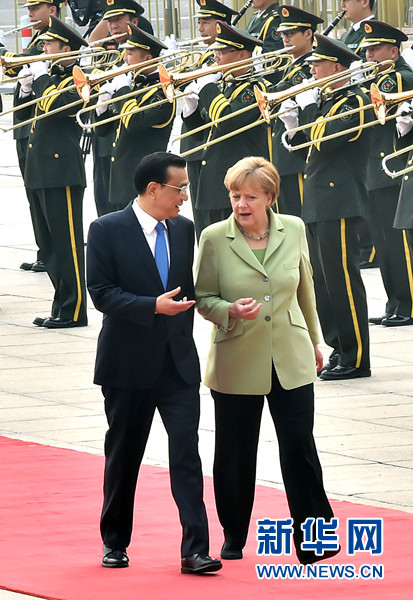 7月7日，中国国务院总理李克强在北京人民大会堂东门外广场举行仪式，欢迎来华进行正式访问的德国总理默克尔。 新华社记者 李涛 摄 