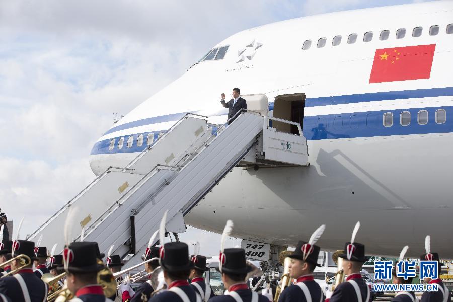 当地时间7月18日，国家主席习近平抵达布宜诺斯艾利斯埃塞伊萨机场，开始对阿根廷进行国事访问。 新华社记者兰红光摄  