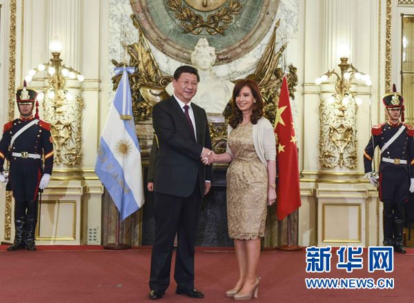 当地时间7月18日，国家主席习近平在布宜诺斯艾利斯同阿根廷总统克里斯蒂娜举行会谈。这是会谈开始前，克里斯蒂娜在总统府为习近平举行隆重欢迎仪式。新华社记者 李学仁 摄