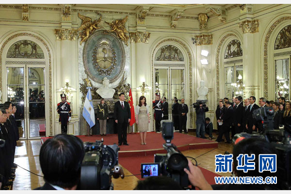 当地时间7月18日，国家主席习近平在布宜诺斯艾利斯同阿根廷总统克里斯蒂娜举行会谈。这是会谈开始前，克里斯蒂娜在总统府为习近平举行隆重欢迎仪式。新华社记者 刘卫兵 摄