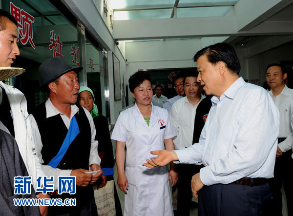 这是7月17日，刘云山在海东市互助土族自治县中医院调研。新华社记者 饶爱民 摄