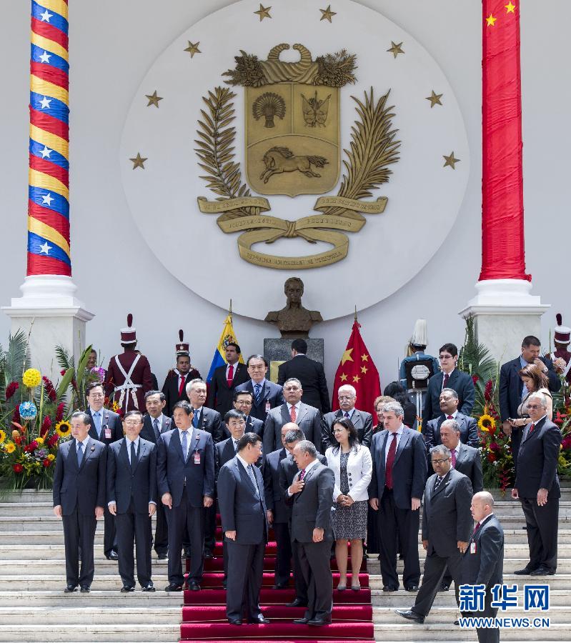 当地时间7月21日，国家主席习近平在加拉加斯会见委内瑞拉全国代表大会主席卡韦略。 新华社记者 王晔 摄