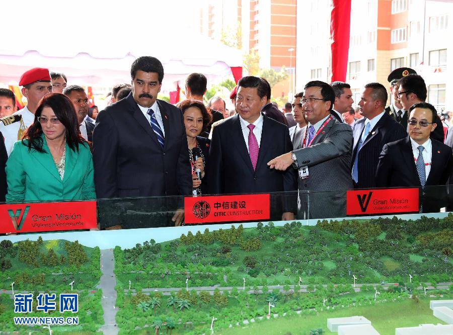 当地时间7月21日，国家主席习近平在委内瑞拉总统马杜罗陪同下在加拉加斯参观蒂乌娜社会住房项目。 新华社记者 兰红光 摄