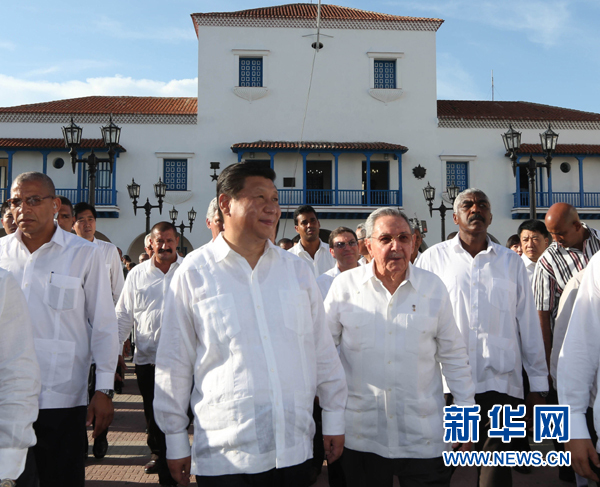 当地时间7月23日，国家主席习近平在古巴国务委员会主席兼部长会议主席劳尔·卡斯特罗全程陪同下，访问古巴第二大城市、被称为“英雄城”的圣地亚哥。这是习近平和劳尔参观圣地亚哥市政府。新华社记者兰红光 摄