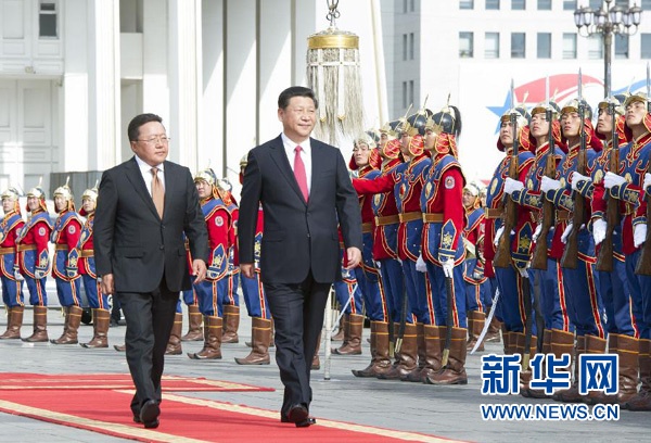 8月21日，国家主席习近平在乌兰巴托同蒙古国总统额勒贝格道尔吉举行会谈。会谈前，额勒贝格道尔吉在国家宫前广场为习近平举行隆重欢迎仪式。新华社记者 黄敬文 摄