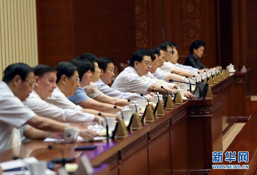 8月31日，十二届全国人大常委会第十次会议在北京人民大会堂闭幕。这是出席人员在表决。 新华社记者刘卫兵摄 