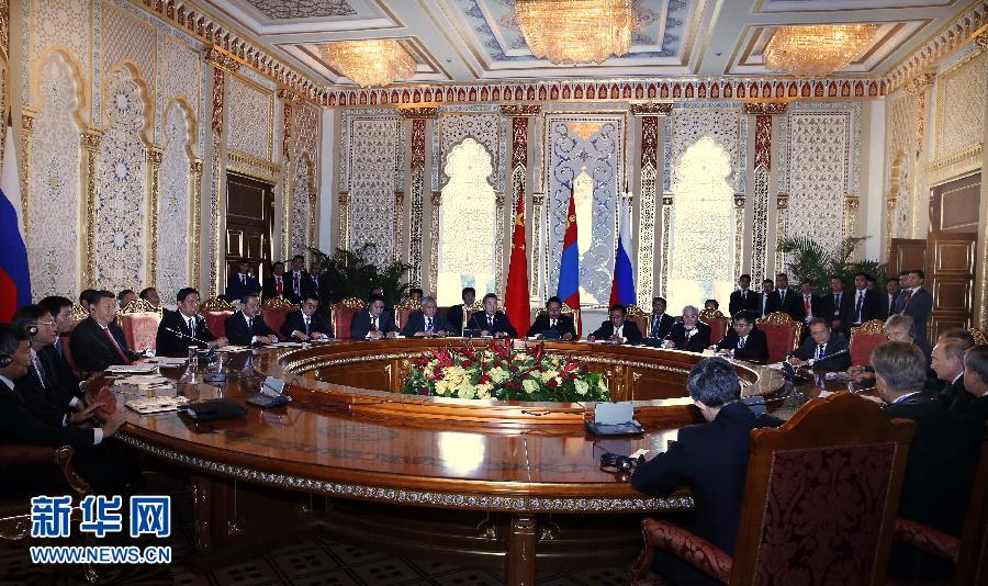 9月11日，国家主席习近平在塔吉克斯坦首都杜尚别同俄罗斯总统普京、蒙古国总统额勒贝格道尔吉举行中俄蒙元首会晤。 新华社记者 鞠鹏 摄 