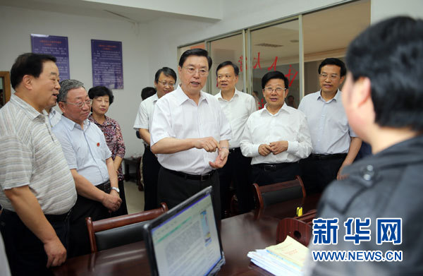 这是9月10日，张德江来到毕节七星关区人大机关，了解人大基层工作开展情况。 新华社记者刘卫兵摄
