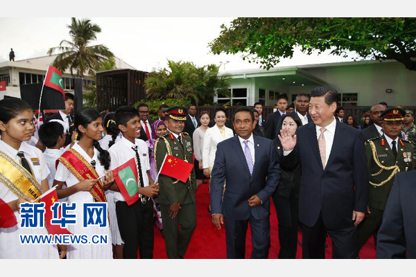  9月14日，国家主席习近平抵达马累，开始对马尔代夫进行国事访问。习近平和夫人彭丽媛在机场受到马尔代夫总统亚明夫妇的热情迎接。新华社记者 鞠鹏 摄 