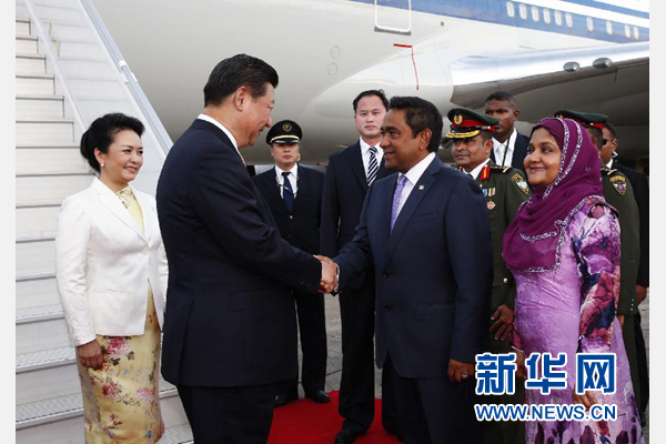 9月14日，国家主席习近平抵达马累，开始对马尔代夫进行国事访问。习近平和夫人彭丽媛在机场受到马尔代夫总统亚明夫妇的热情迎接。新华社记者 鞠鹏 摄 