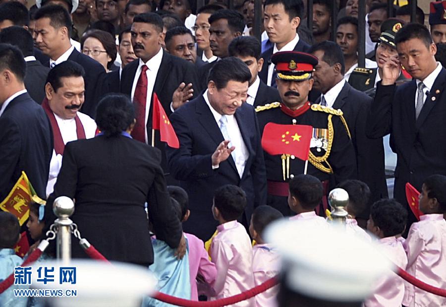 9月16日，斯里兰卡总统拉贾帕克萨在科伦坡为国家主席习近平举行盛大欢迎仪式。 新华社记者李涛摄
