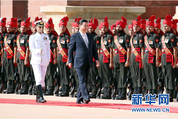 9月18日，国家主席习近平出席印度总统慕克吉在总统府举行的隆重欢迎仪式。 新华社记者 姚大伟 摄