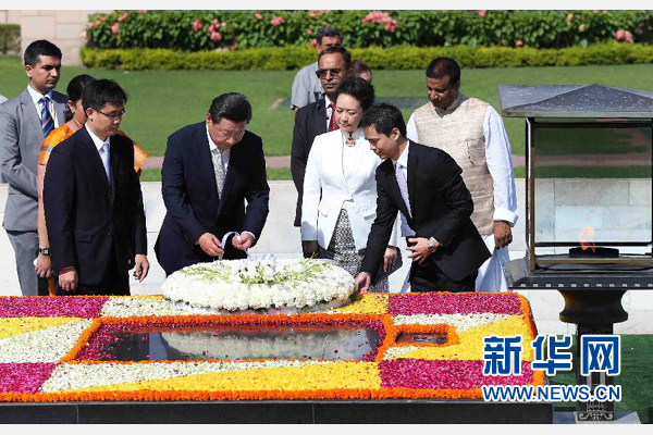 9月18日，国家主席习近平和夫人彭丽媛在新德里向甘地墓敬献花圈。 新华社记者 庞兴雷 摄