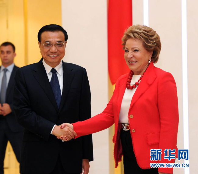 10月13日，中国国务院总理李克强在莫斯科会见俄罗斯联邦委员会主席马特维延科。 新华社记者饶爱民摄