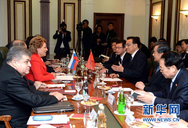 10月13日，中国国务院总理李克强在莫斯科会见俄罗斯联邦委员会主席马特维延科。 新华社记者饶爱民摄 