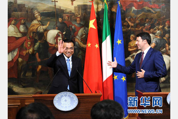 10月14日，中国国务院总理李克强与意大利总理伦齐在罗马举行会谈后共同会见记者。 新华社记者 饶爱民 摄 
