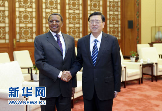 10月24日，全国人大常委会委员长张德江在北京人民大会堂会见坦桑尼亚总统基奎特。 新华社记者 张铎 摄