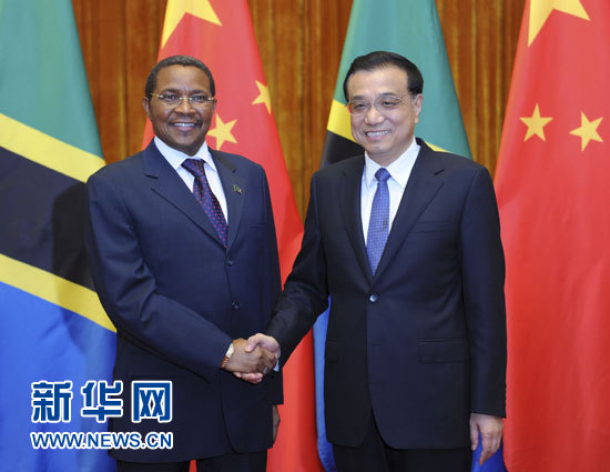 10月24日，国务院总理李克强在北京人民大会堂会见坦桑尼亚总统基奎特。 新华社记者 张铎 摄