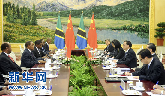 10月24日，国务院总理李克强在北京人民大会堂会见坦桑尼亚总统基奎特。 新华社记者 张铎 摄