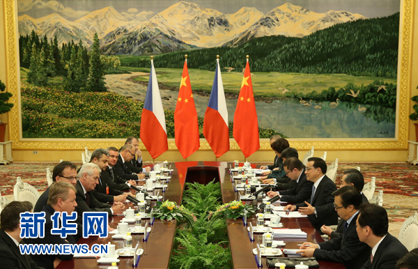 10月27日，中国国务院总理李克强在北京人民大会堂会见捷克总统泽曼。新华社记者 庞兴雷 摄