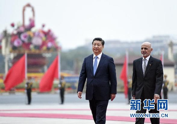 10月28日，国家主席习近平在北京人民大会堂同阿富汗总统加尼举行会谈。这是会谈前，习近平在人民大会堂东门外广场为加尼举行欢迎仪式。新华社记者李学仁摄