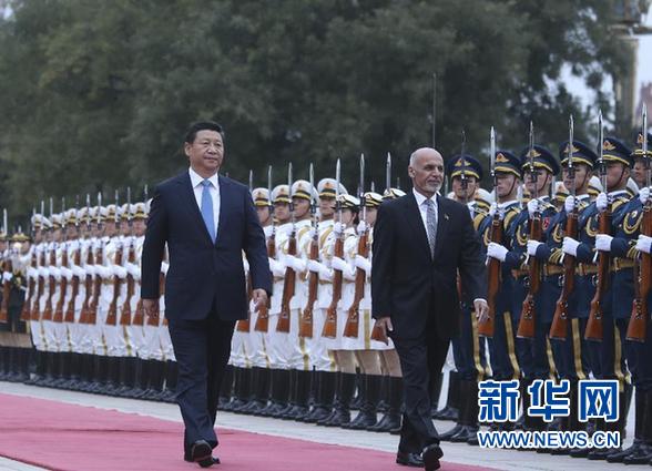 10月28日，国家主席习近平在北京人民大会堂同阿富汗总统加尼举行会谈。这是会谈前，习近平在人民大会堂东门外广场为加尼举行欢迎仪式。新华社记者丁林摄