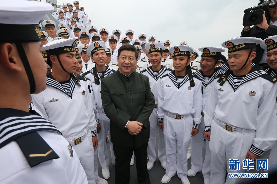 2012年12月8日，中共中央总书记、中共中央军委主席习近平在广州战区考察。这是习近平在“海口”舰上视察时，与水兵亲切交谈。新华社发