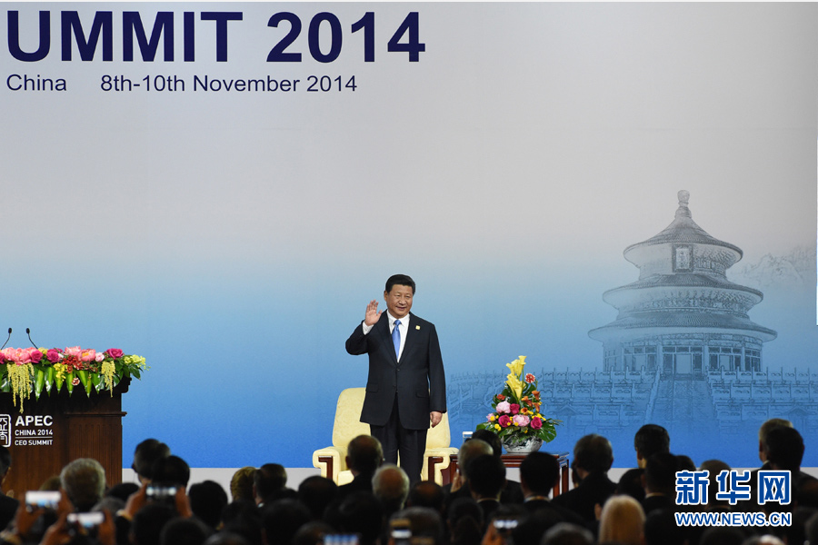 11月9日，2014年亚太经合组织工商领导人峰会在北京国家会议中心举行，国家主席习近平出席开幕式并发表题为《谋求持久发展共筑亚太梦想》的主旨演讲。这是习近平向与会嘉宾挥手致意。 新华社记者 马占成 摄