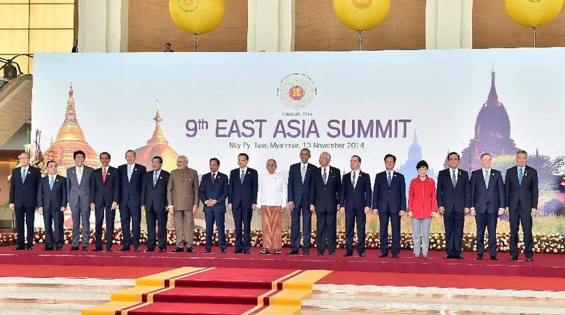 11月13日，中国国务院总理李克强在内比都出席第九届东亚峰会并发言。这是峰会开始前，与会领导人合影。 新华社记者 李涛 摄 