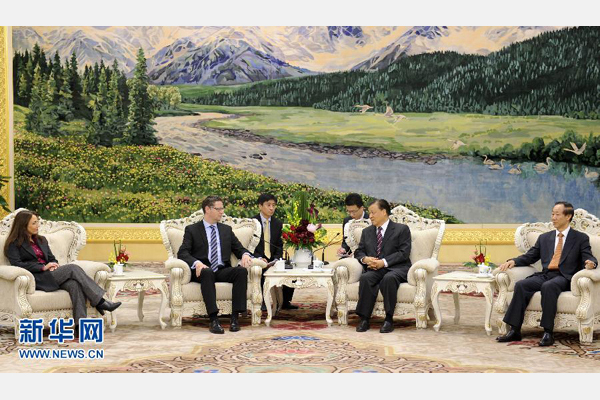 11月18日，中共中央政治局常委、中央书记处书记刘云山在北京会见由副主席君贝尔率领的德国社民党代表团。 新华社记者 张铎 摄 