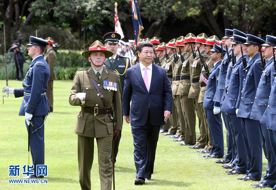 11月20日，中国国家主席习近平在惠灵顿总督府出席新西兰总督迈特帕里举行的欢迎仪式。 新华社记者姚大伟 摄