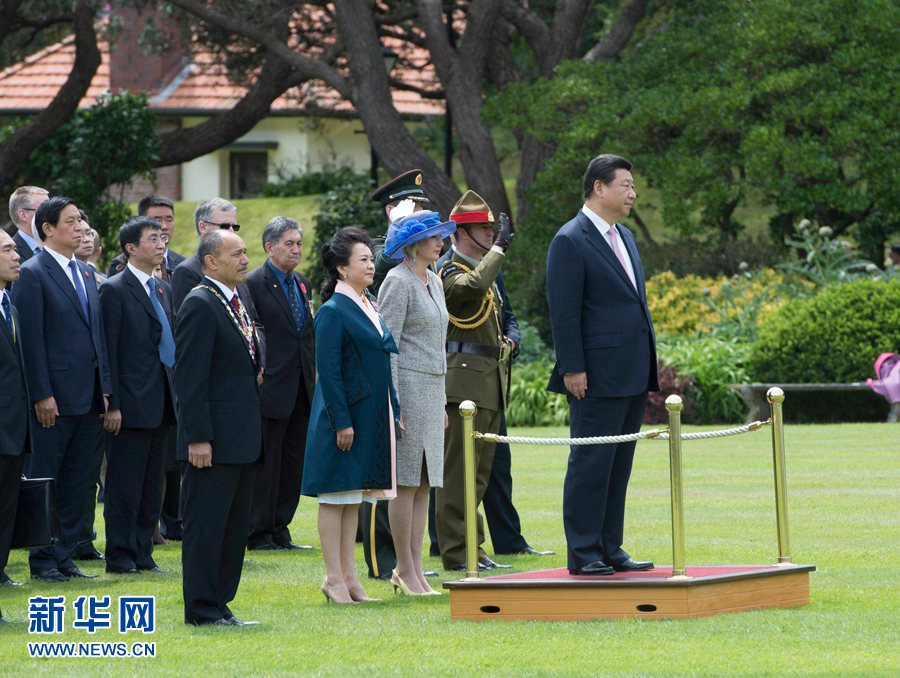 11月20日，中国国家主席习近平在惠灵顿总督府出席新西兰总督迈特帕里举行的欢迎仪式。这是习近平和夫人彭丽媛与迈特帕里总督夫妇在欢迎仪式上。新华社记者李学仁 摄