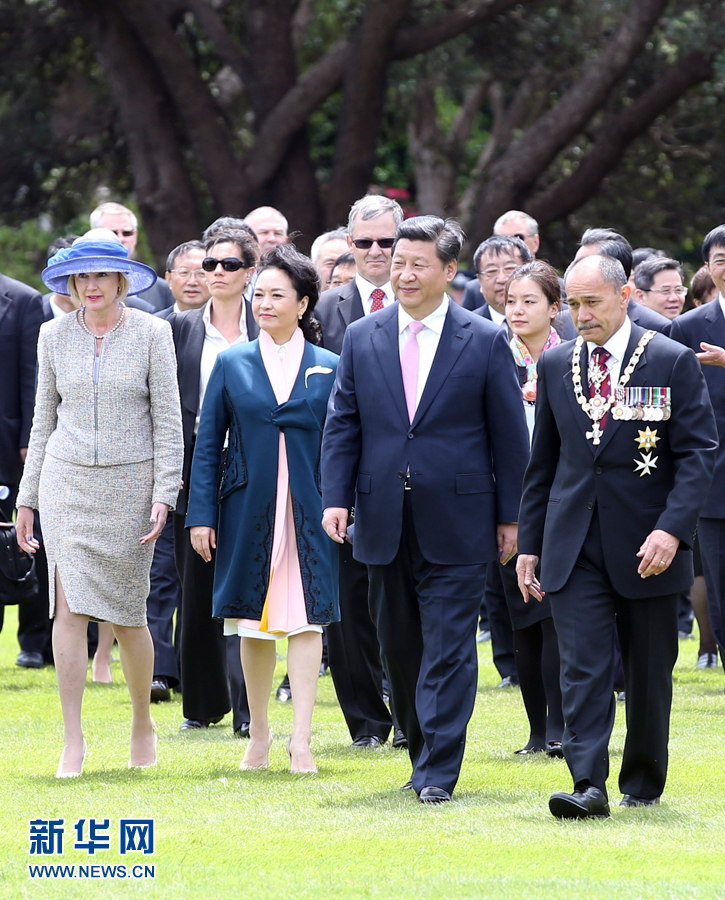  11月20日，中国国家主席习近平在惠灵顿总督府出席新西兰总督迈特帕里举行的欢迎仪式。这是习近平和夫人彭丽媛与迈特帕里总督夫妇在欢迎仪式上。新华社记者姚大伟 摄