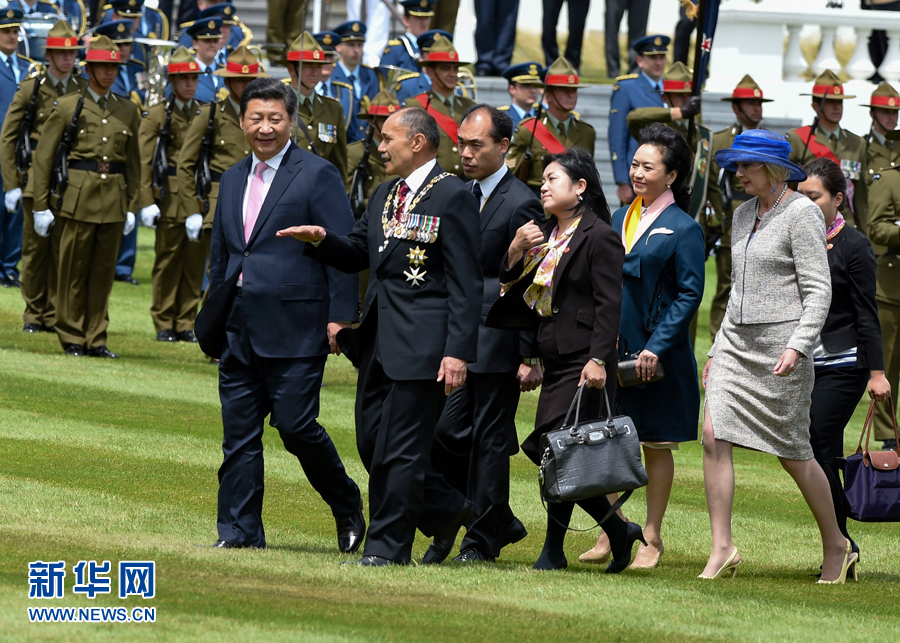 11月20日，中国国家主席习近平在惠灵顿总督府出席新西兰总督迈特帕里举行的欢迎仪式。这是习近平和夫人彭丽媛与迈特帕里总督夫妇在欢迎仪式上。新华社记者马占成 摄