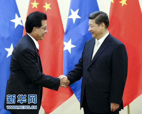 11月22日，中国国家主席习近平在斐济楠迪会见密克罗尼西亚联邦总统莫里。 新华社记者姚大伟摄 