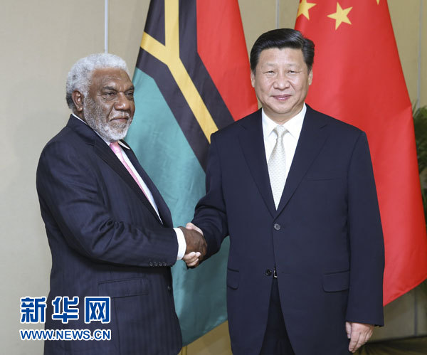 11月22日，中国国家主席习近平在斐济楠迪会见瓦努阿图总理纳图曼。 新华社记者姚大伟摄 