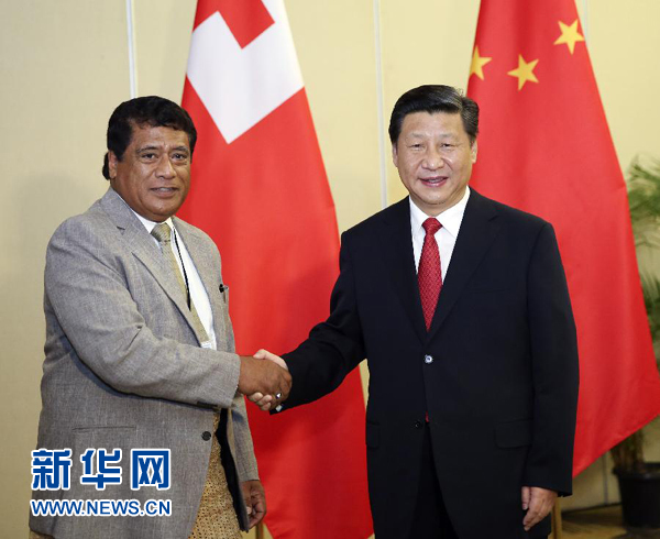 11月22日，国家主席习近平在斐济楠迪会见汤加首相图伊瓦卡诺。新华社记者丁林摄 