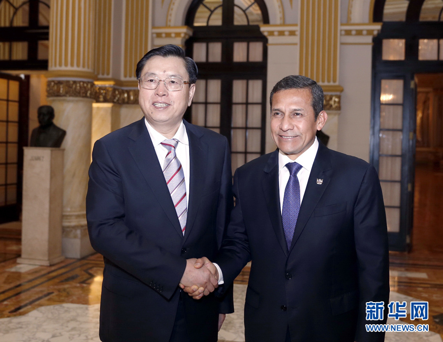 11月21日，正在秘鲁进行正式友好访问的全国人大常委会委员长张德江在利马会见秘鲁总统乌马拉。 新华社记者鞠鹏摄 